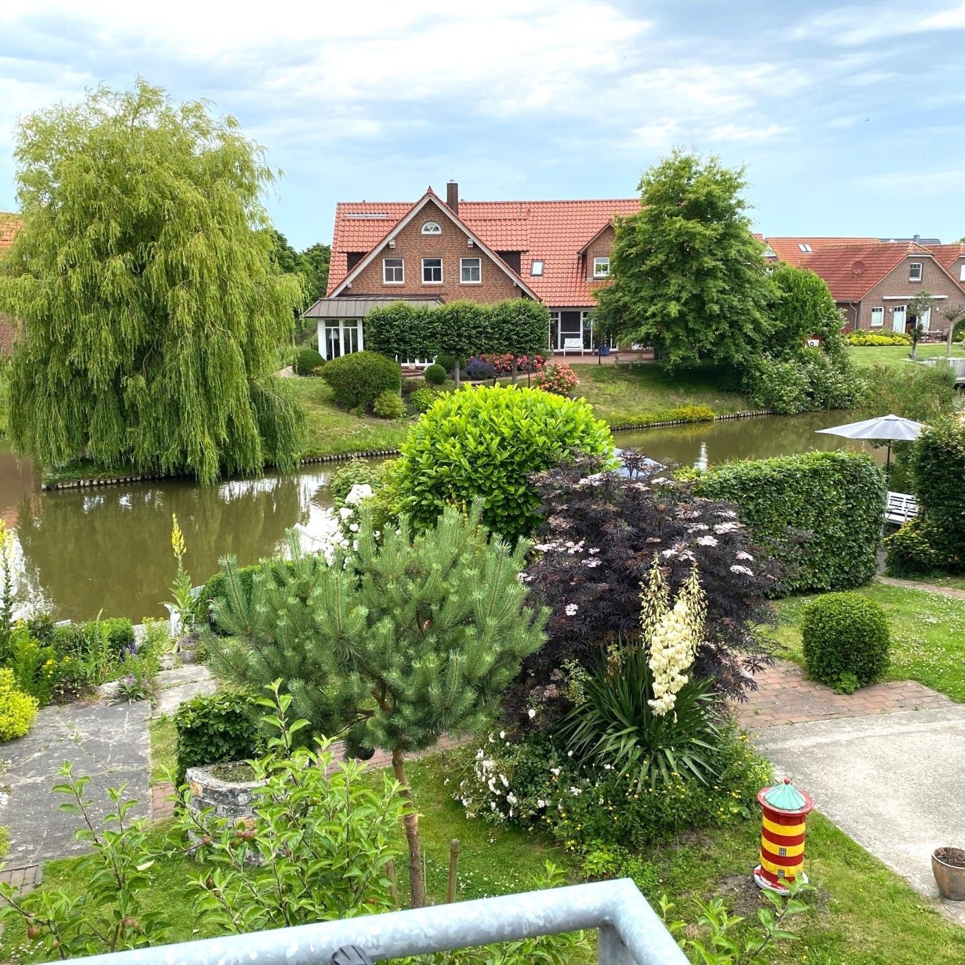 SCHÖNE AUSSICHT: Herrlicher Panorama-Blick auf den Wasserlauf