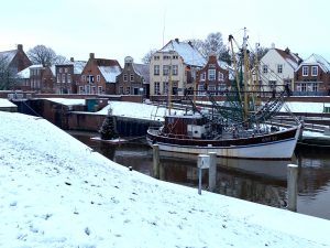 Greetsieler Kutterhafen mit historischer Häuserzeile