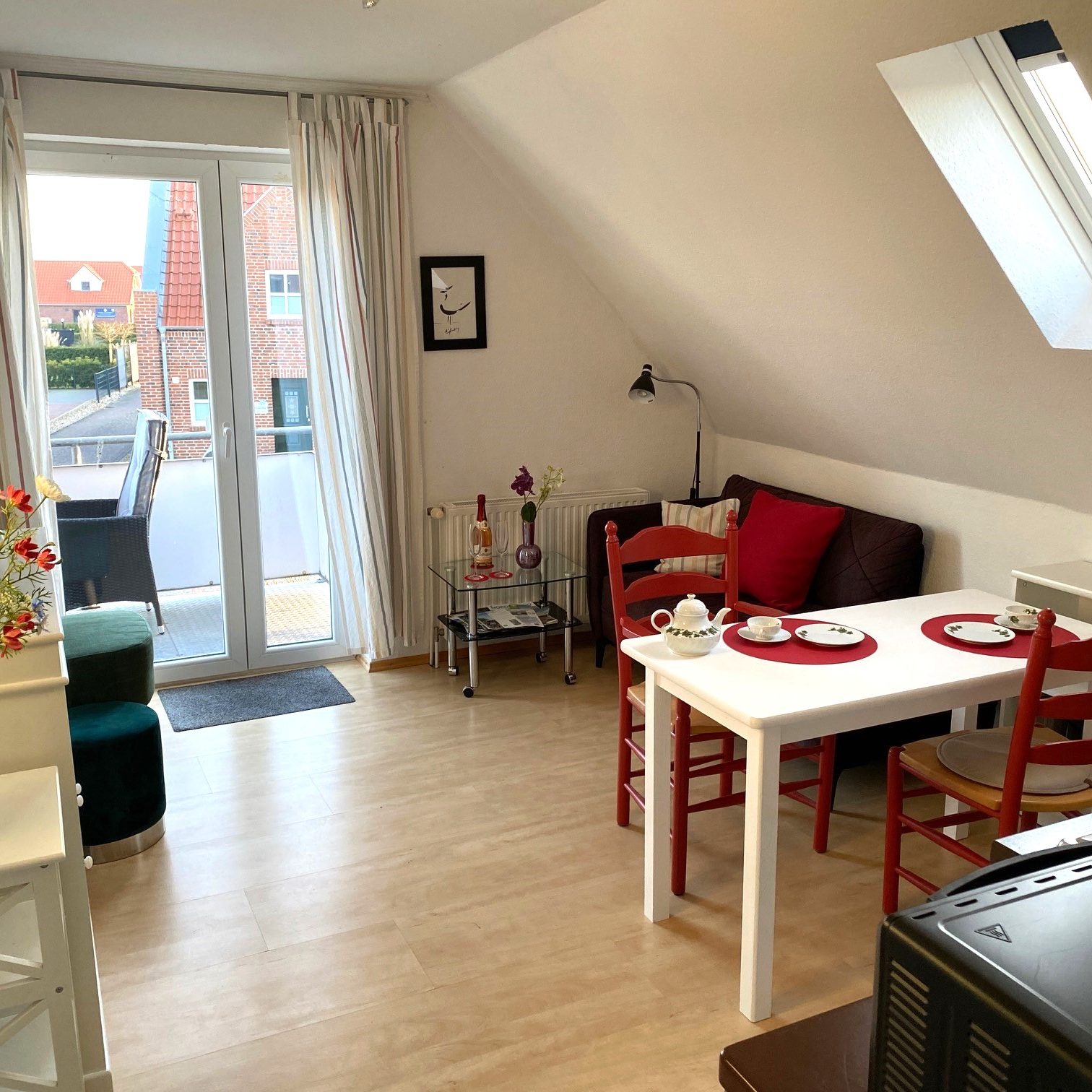 FERNBLICK: Wohn-/Esszimmer FERNBLICK: Wohn-/Esszimmer und Zugang Balkon