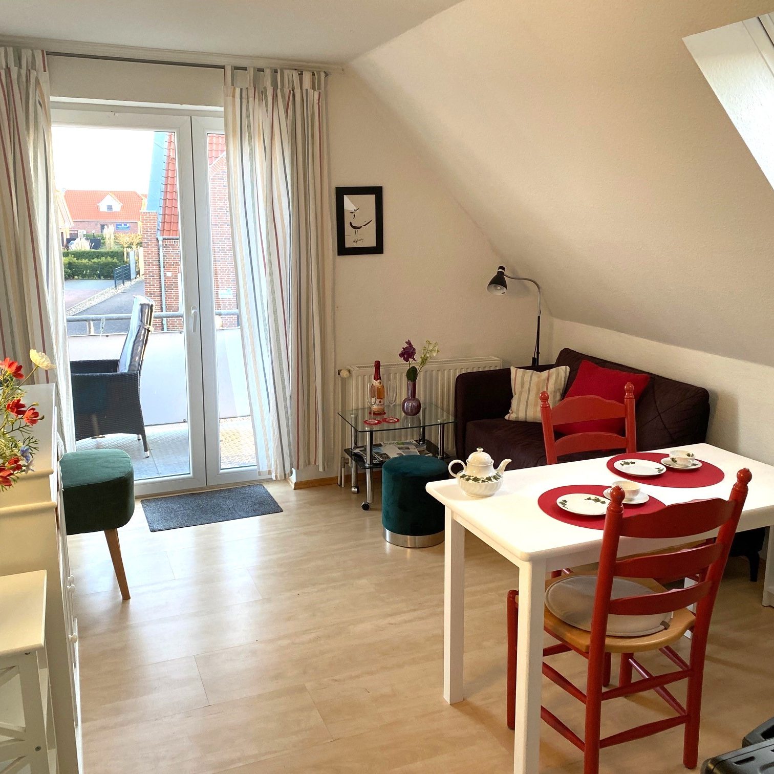 FERNBLICK: Wohn-/Essraum und Zugang Balkon FERNBLICK: Wohn-/Essraum und Zugang Balkon