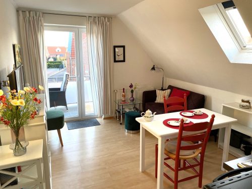 FERNBLICK: Wohn-/Essraum und Zugang Balkon